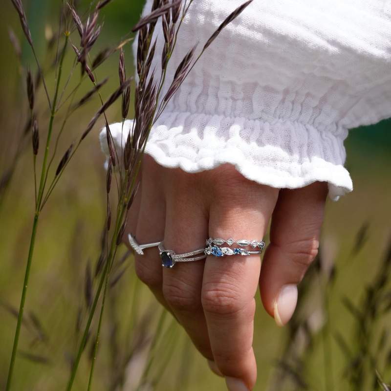 Bague or 375 blanc saphir ovale et diamants - vue porté 1