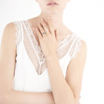 Alliance or 375 blanc et carbone 5 mm - vue porté 1