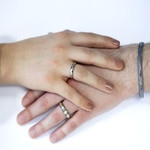 Alliance titane et or 375 jaune 5 mm - vue porté 1