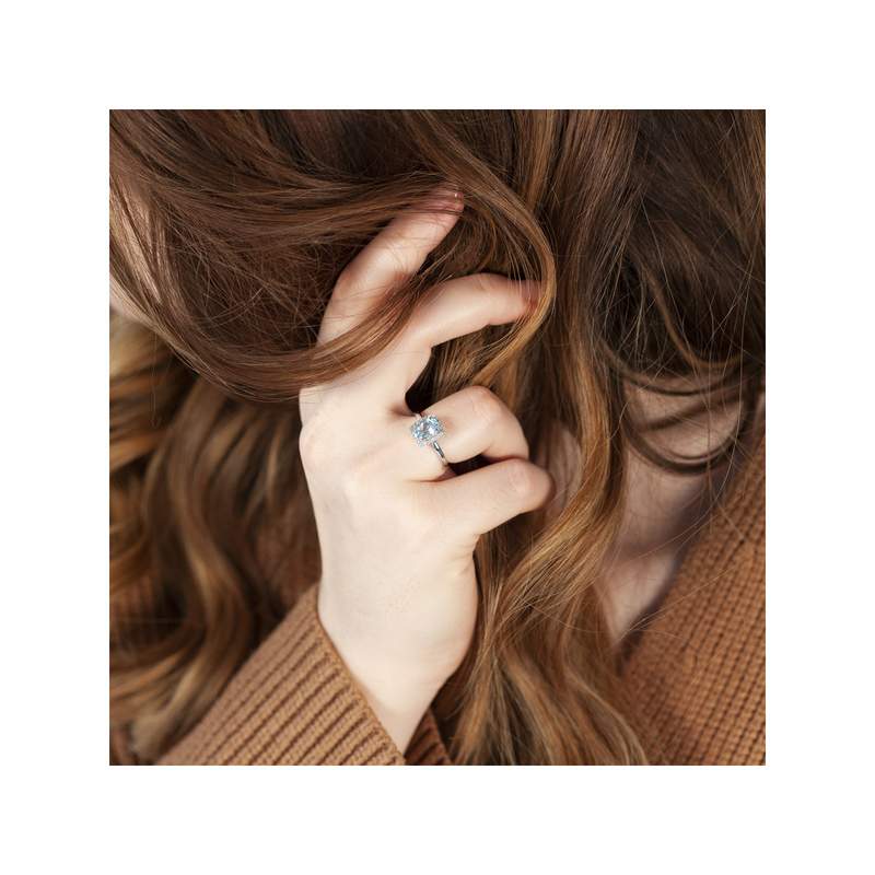 Bague or 375 blanc aigue-marine ovale et diamants - vue porté 2