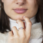 Bague or 375 rose morganite carrée et diamants - vue porté 3