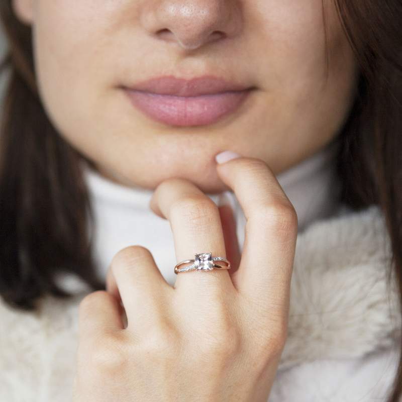 Bague or 375 rose morganite carrée et diamants - vue porté 3