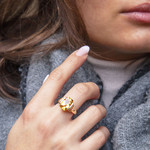 Bague or 375 jaune citrine rectangulaire et grenats - vue porté 1