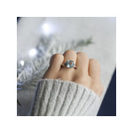 Bague or 375 blanc topaze bleue traitée carrée et diamants - vue porté 2
