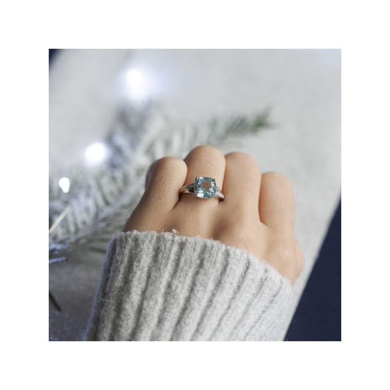 Bague or 375 blanc topaze bleue traitée carrée et diamants - vue porté 2