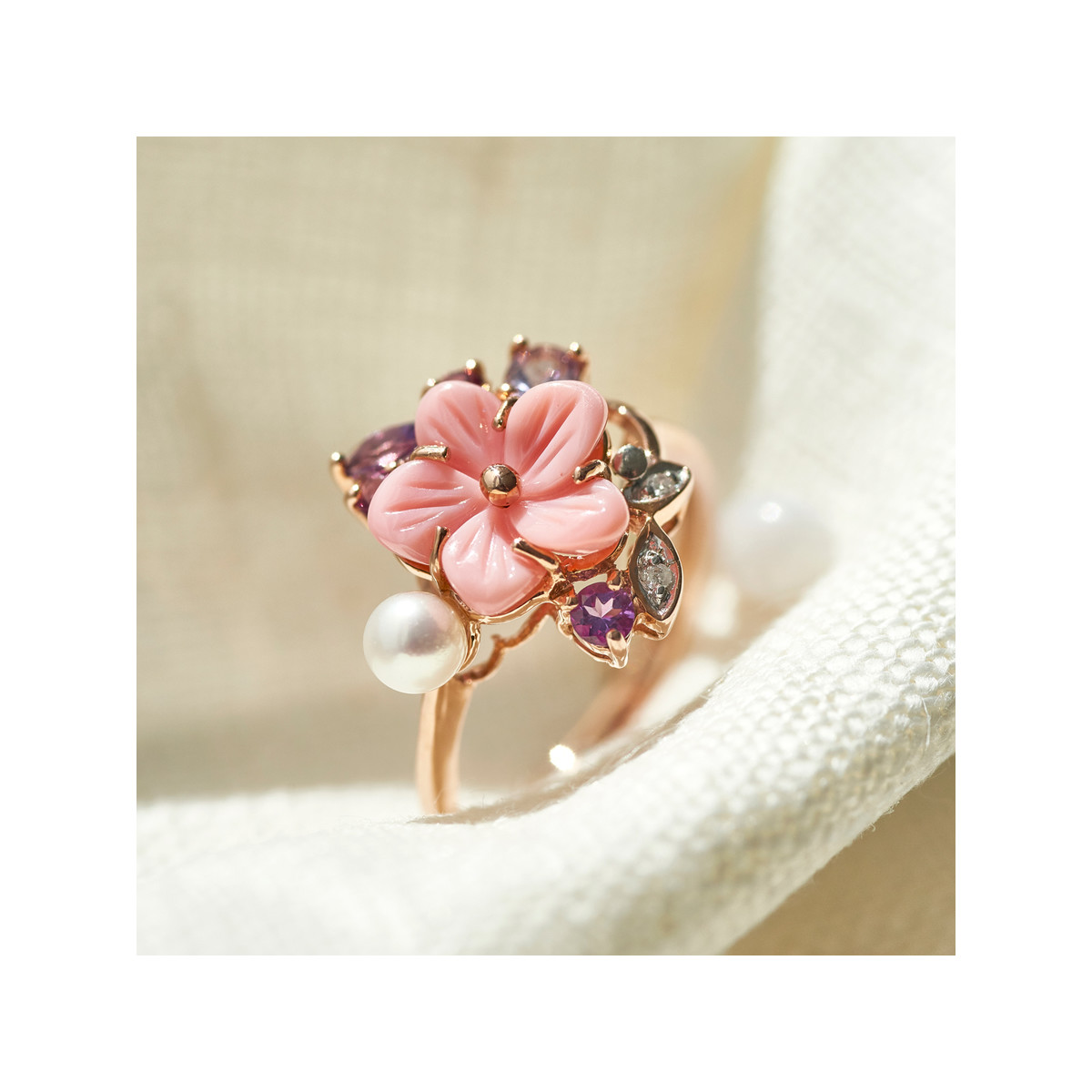 Bague or 375 rose fleur pierres fines diamants perle de culture de Chine et nacre rose - vue D2