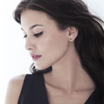 Boucles d'oreilles or 375 rose triangles diamants noirs traités - vue porté 1