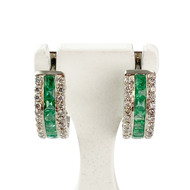 Witgouden creolen met smaragd en diamant