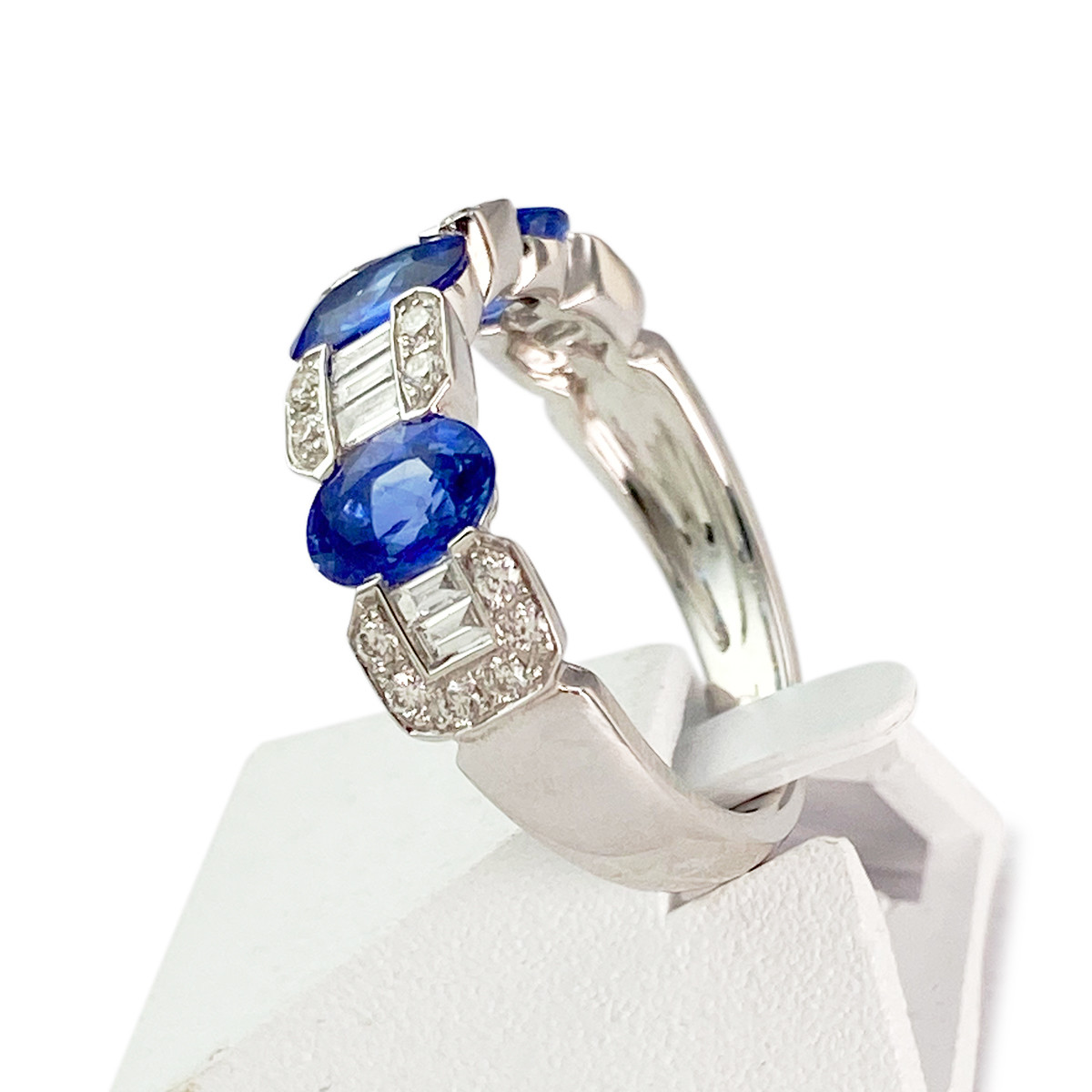 750 white gold ring with sapphire and diamond - view 2