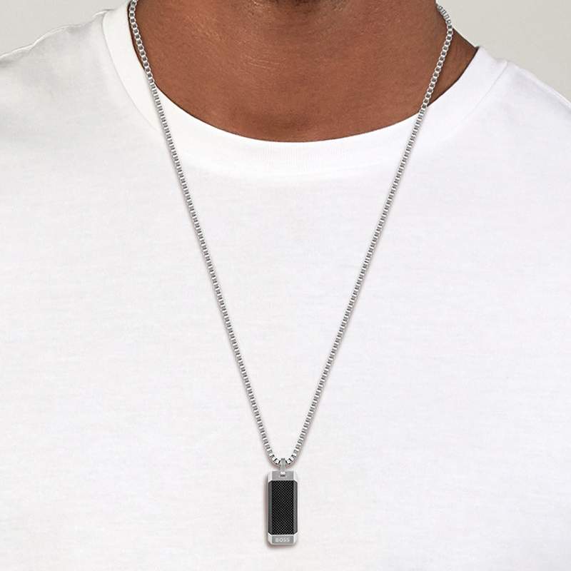 Collier homme Boss acier 61 cm - vue porté 1