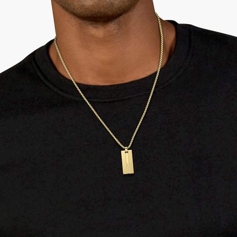 Collier LACOSTE acier doré - vue porté 1