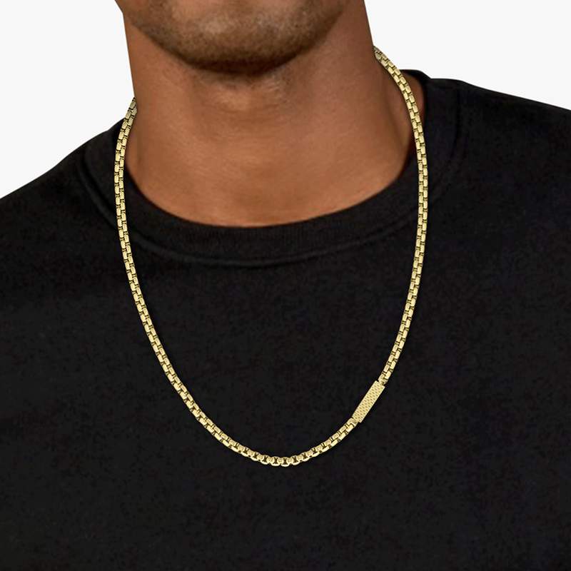 Collier LACOSTE acier doré - vue porté 1