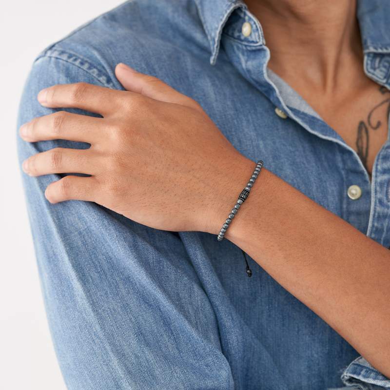 Bracelet FOSSIL acier inoxydable cordon noir hématites - vue porté 1