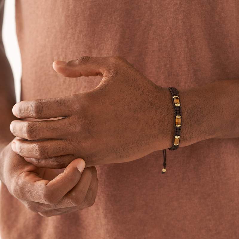 Bracelet FOSSIL acier inoxydable doré cordon brun et oeil de tigre - vue porté 1