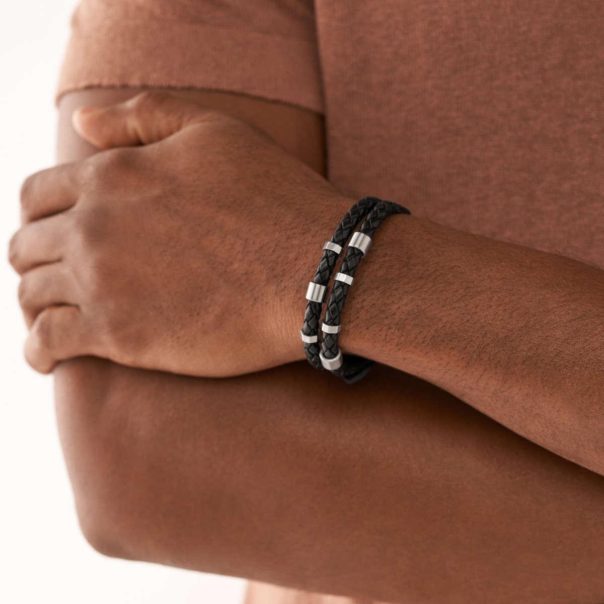 Bracelet  FOSSIL acier inoxydable et cuir noir. - vue porté 1
