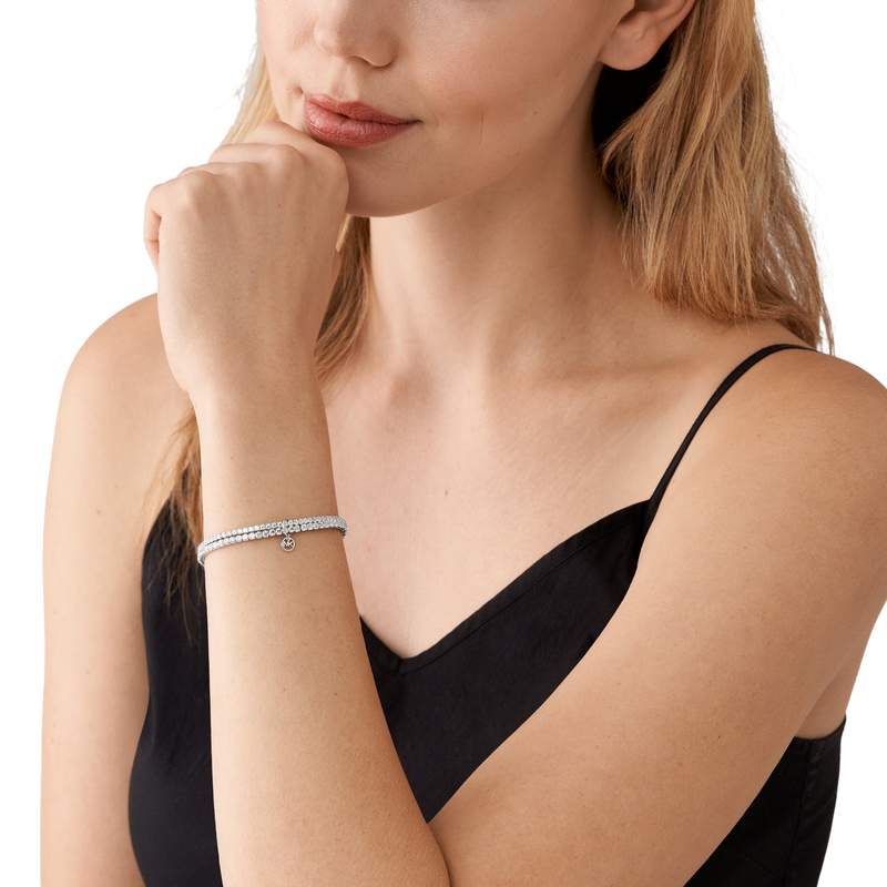 Bracelet MICHAEL KORS laiton argenté jonc zirconias - vue porté 1