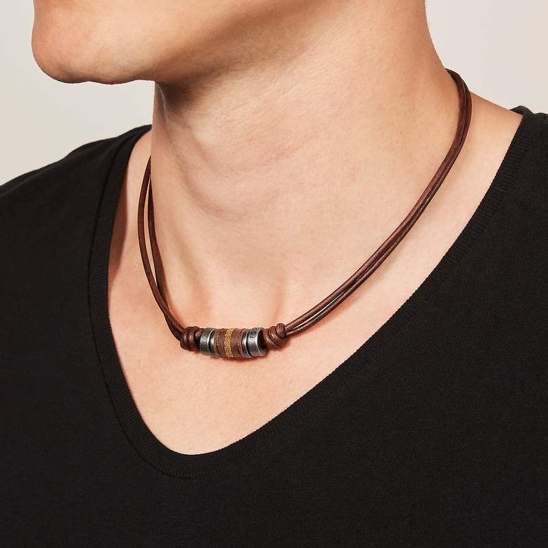 Collier FOSSIL cuir marron - vue porté 2