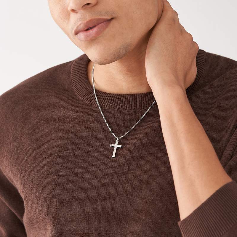 Collier FOSSIL acier inoxydable croix 55 cm - vue porté 1