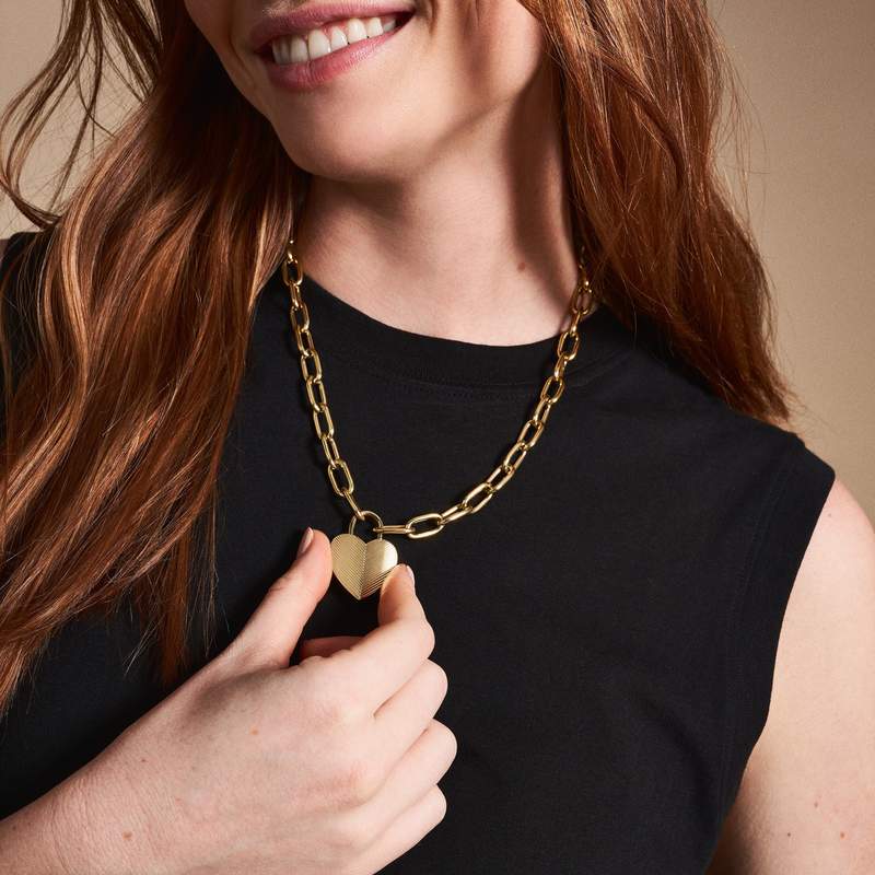 Collier FOSSIL acier inoxydable doré pendentif coeur 50 cm - vue porté 1