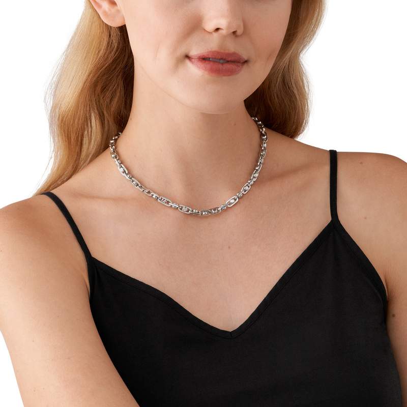 Collier MICHAEL KORS laiton argenté 48 cm - vue porté 1