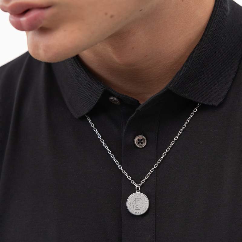 Chaine BOSS double b coin acier - vue porté 1