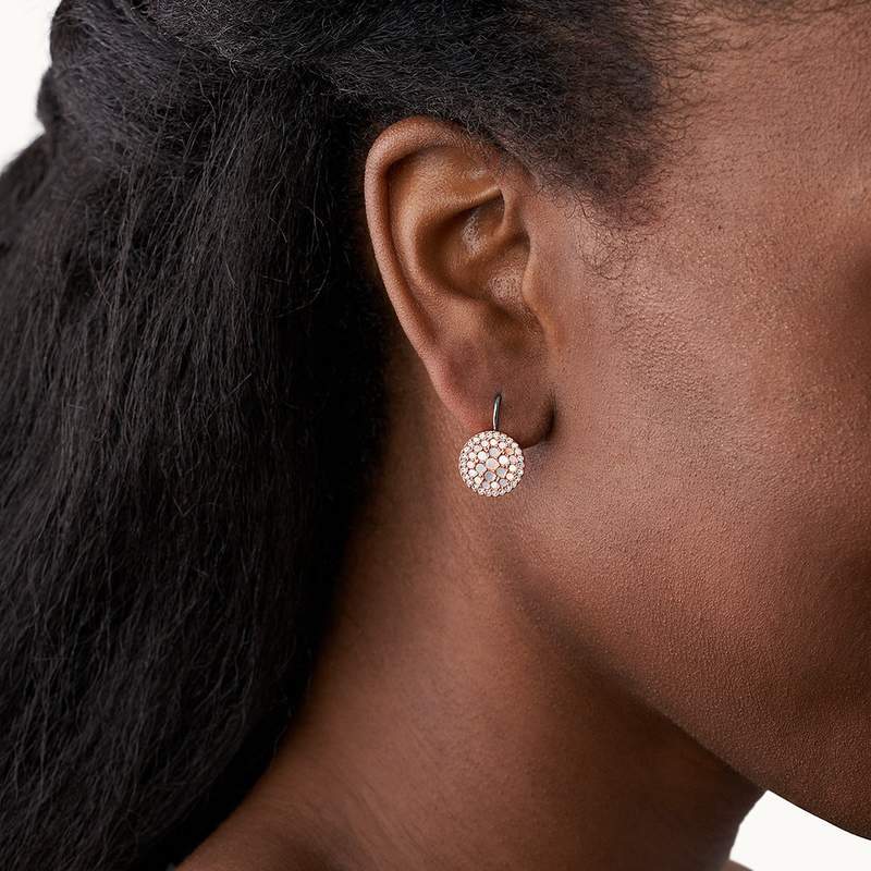 Boucles d'oreille FOSSIL acier inoxydable doré rose nacres - vue porté 2