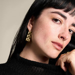 Boucles d'oreille FOSSIL acier inoxydable doré jaune - vue porté 1