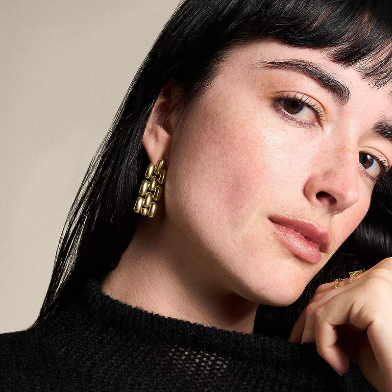Boucles d'oreille FOSSIL acier inoxydable doré jaune - vue porté 1