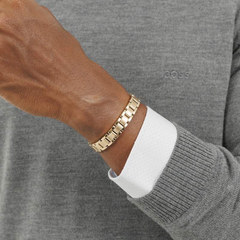 Bracelet BOSS Metal links essentials acier doré longueur 19 cm - vue porté 1