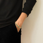 Bracelet LACOSTE script acier doré vert longueur 18 cm - vue porté 1