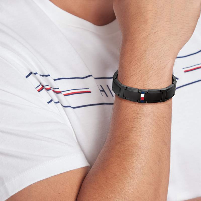 Bracelet TOMMY HILFIGER ADJUSTABLE CHAIN acier noir - vue porté 1