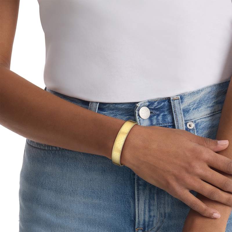 Bracelet CALVIN KLEIN SIMPLY LOGO acier doré - vue porté 1