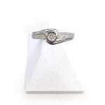 Tweedehands gouden ring 750 witte diamanten - bekijk 1.