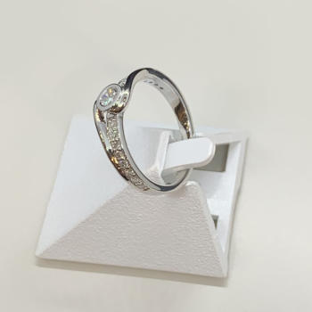 Tweedehands goud 750 witte diamanten ring