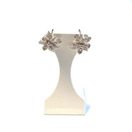 Boucles d'oreilles clous d'occasion or 750 blanc fleurs diamants