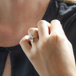 Bague marquise d'occasion or 750 jaune platine et diamants - vue porté 1