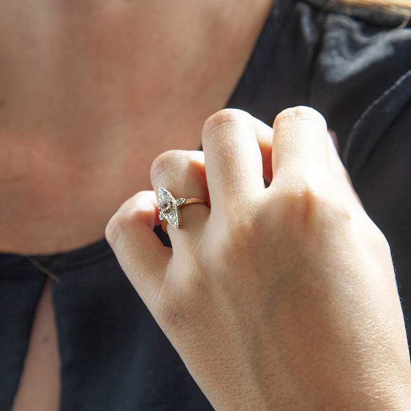 Bague marquise d'occasion or 750 jaune platine et diamants - vue porté 1