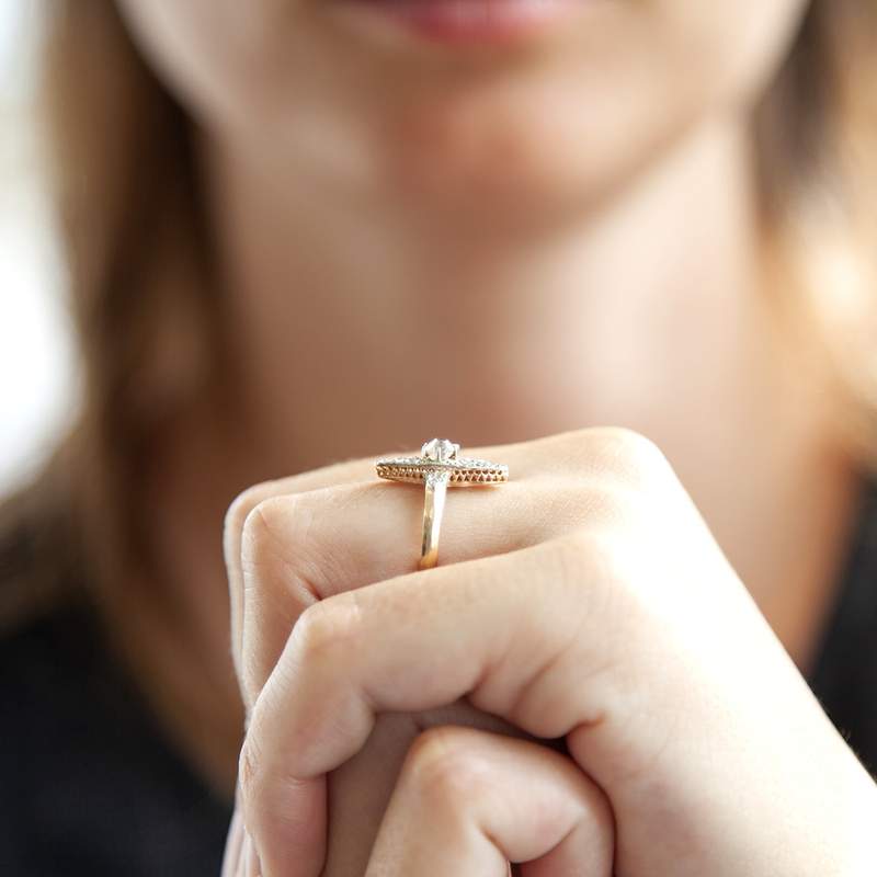 Bague marquise d'occasion or 750 jaune platine et diamants - vue porté 2
