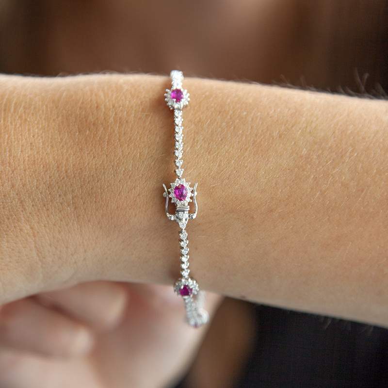 Bracelet d'occasion or 750 blanc rubis diamants 18 cm - vue porté 1