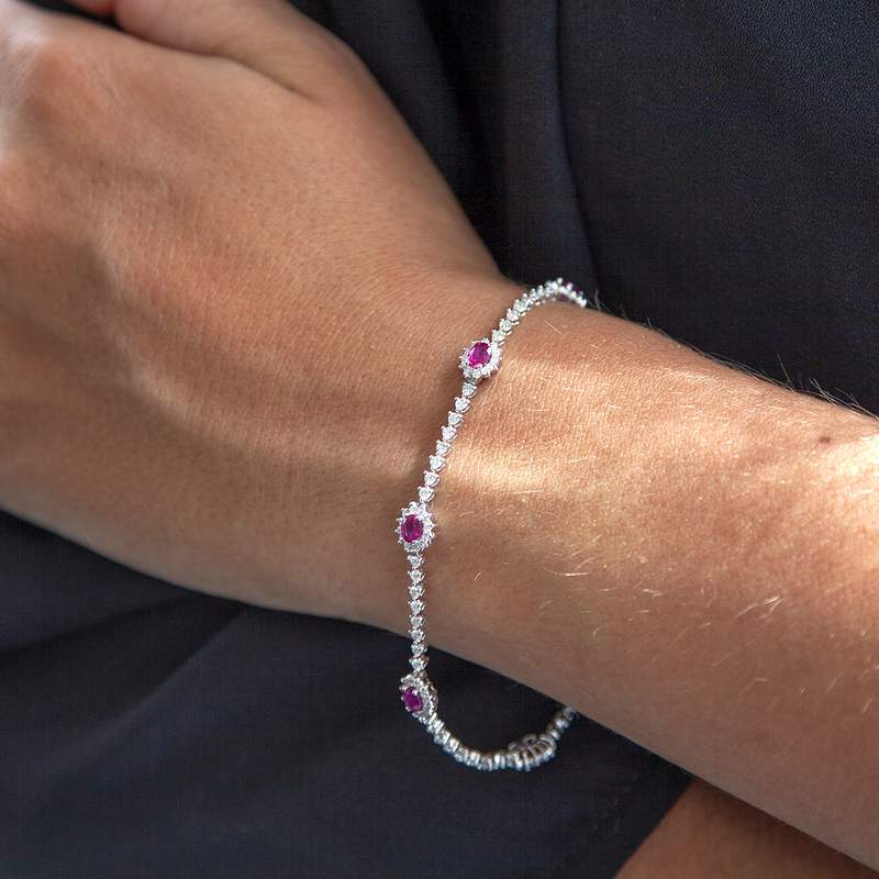 Bracelet d'occasion or 750 blanc rubis diamants 18 cm - vue porté 2