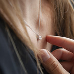 Collier d'occasion or 750 blanc diamant - vue porté 2