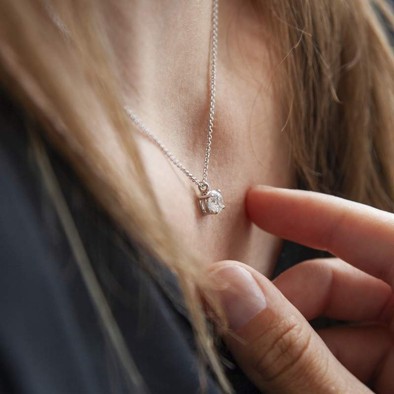 Collier d'occasion or 750 blanc diamant - vue porté 2