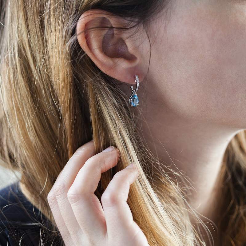 Second-hand earrings in 750 white gold with diamonds and topaz - vue porté 1