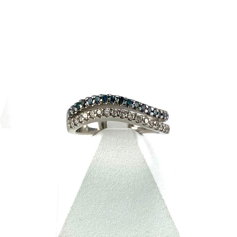 Tweedehands ring van 585 witgoud met witte en blauwe diamanten (behandeld) – afbeelding 1