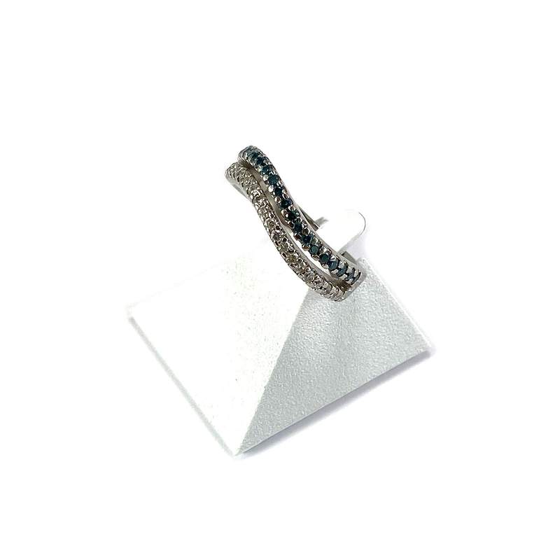 Tweedehands ring van 585 witgoud met behandelde witte en blauwe diamanten - afbeelding 2