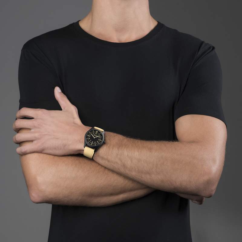 Montre d'occasion Alpina StartimerX homme connectée fibre de verre bracelet caoutchouc jaune - vue porté 1