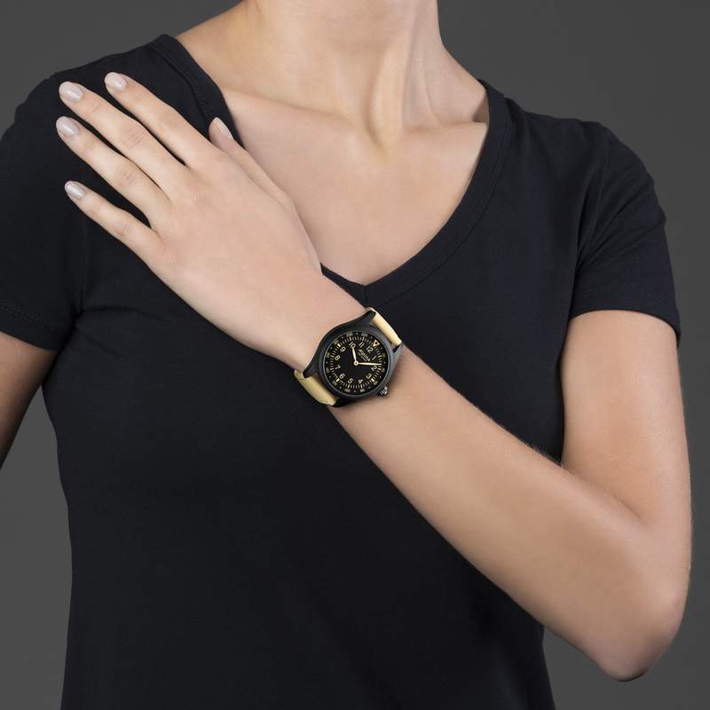Montre d'occasion Alpina StartimerX homme connectée fibre de verre bracelet caoutchouc jaune - vue porté 2