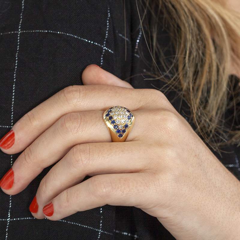 Bague d'occasion or 750 jaune diamants et saphirs - vue porté 1