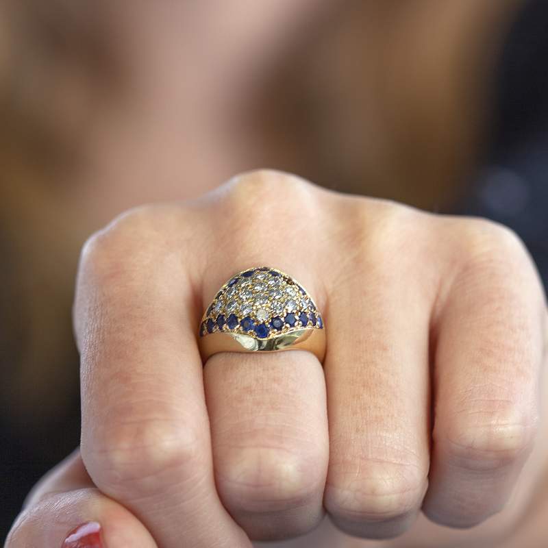 Bague d'occasion or 750 jaune diamants et saphirs - vue porté 2