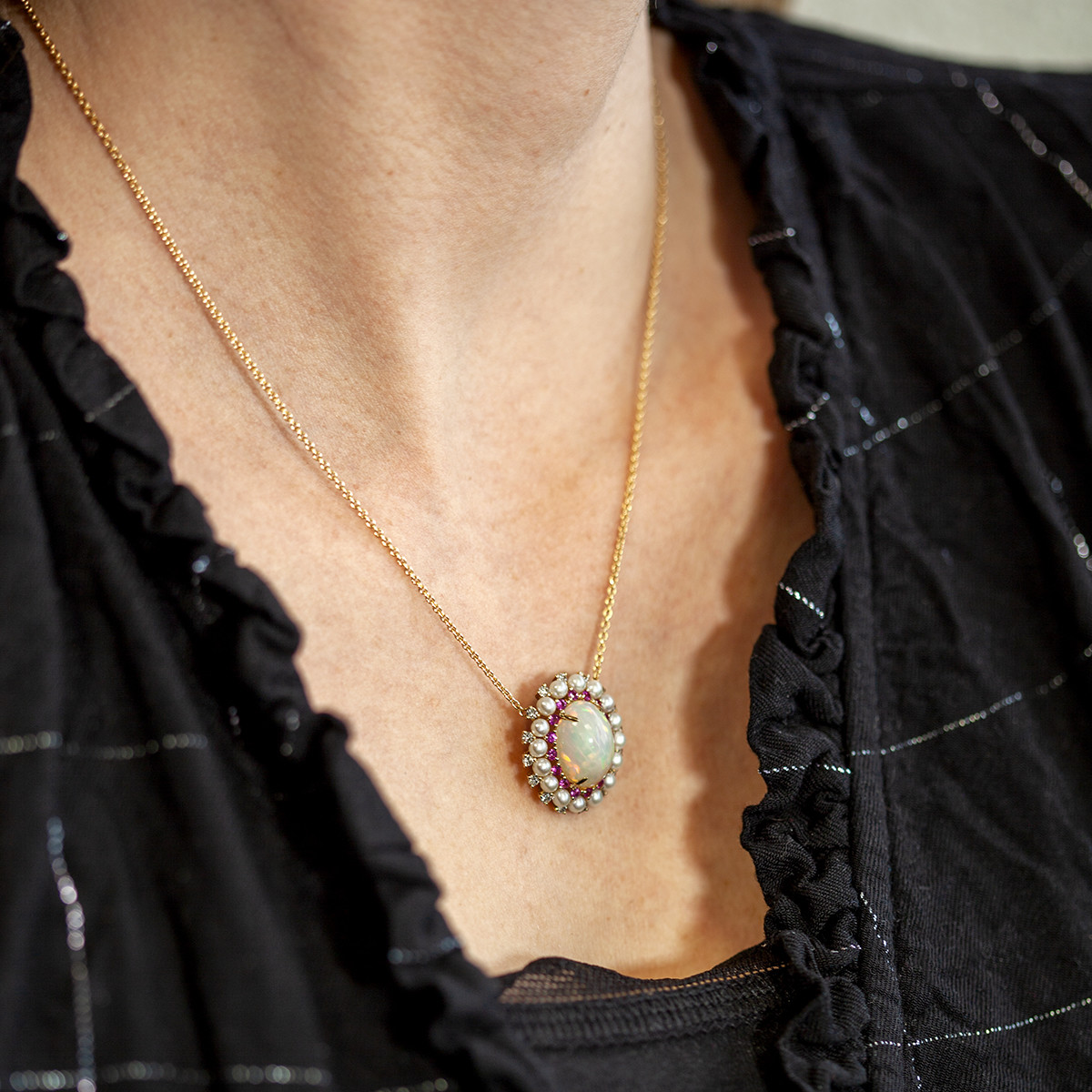 Collier d'occasion or 750 jaune opale rubis diamants perles de culture 43 cm - vue porté 3